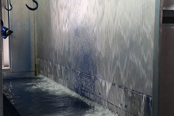 噴漆產(chǎn)生的油漆氣霧被水簾吸收