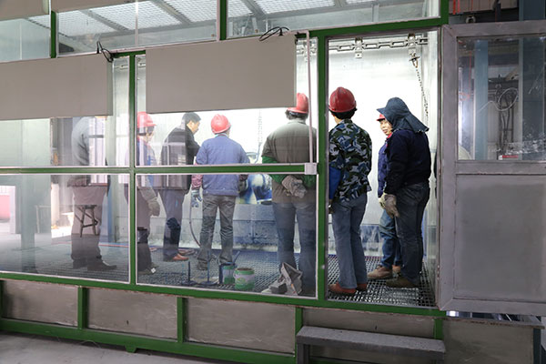 在油漆房中現(xiàn)場(chǎng)指導(dǎo)的場(chǎng)景