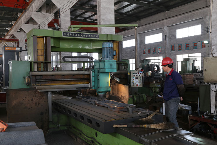 鑄件底板正在進(jìn)行磨削加工