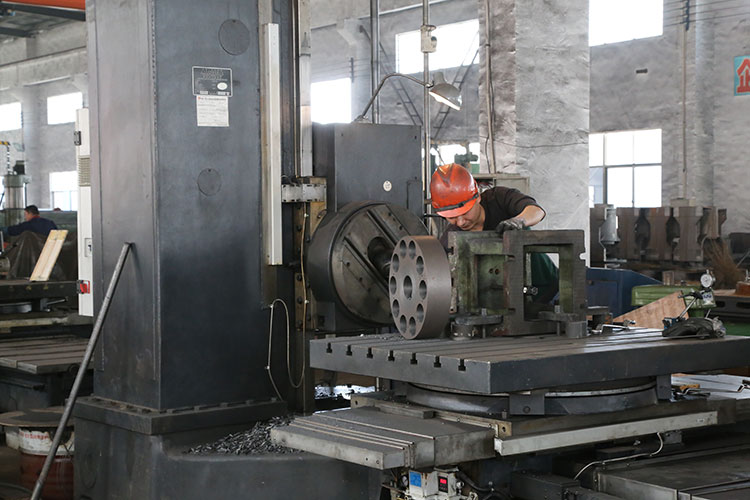 聯(lián)軸器鑄件正在加工