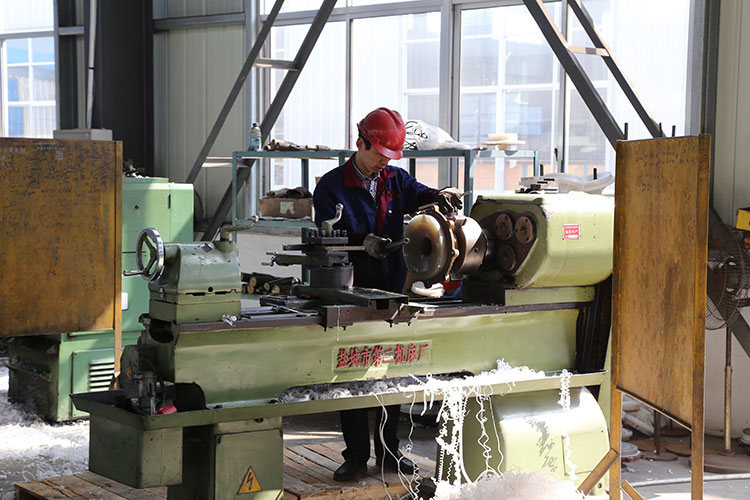 小型襯塑泵蓋加工中