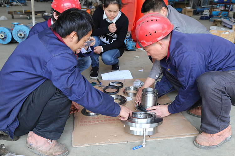 安裝車間員工在拆卸機(jī)械密封