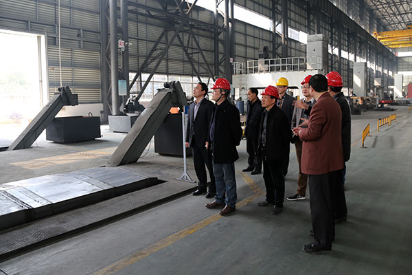 參觀大型機(jī)床加工設(shè)備