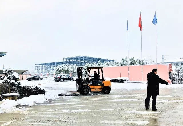 大雪覆蓋道路，員工合力鏟雪