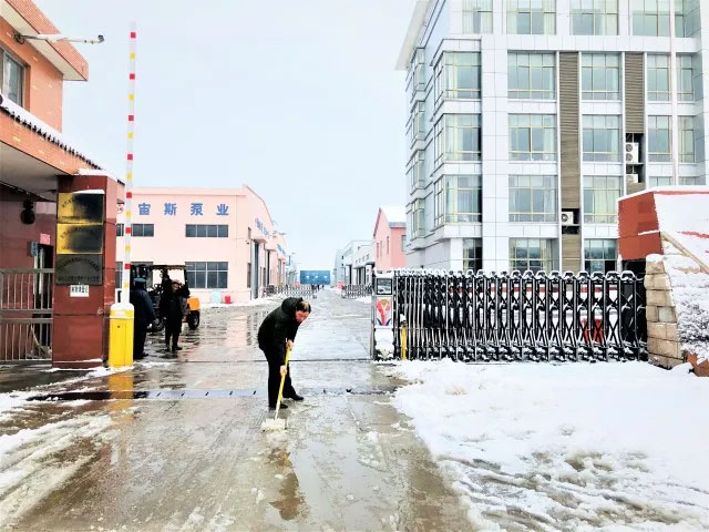 大雪覆蓋道路，員工合力鏟雪
