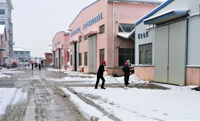 大雪覆蓋道路，員工合力鏟雪