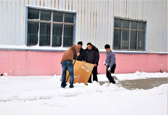 大雪覆蓋道路，員工合力鏟雪