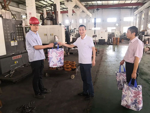 市總工會(huì)為宙斯泵業(yè)“送清涼”