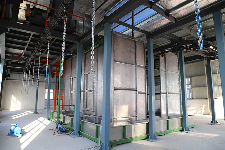 油漆房中噴漆完畢的水泵通過旋轉(zhuǎn)移動到外面進行晾干